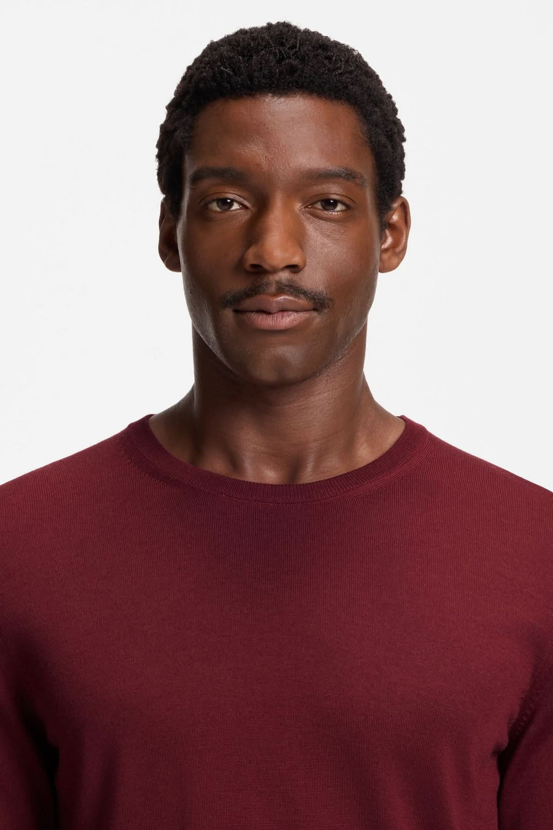 Homme portant un Chandail en laine vierge Leno couleur bordeaux avec encolure ronde élégante, coupe ajustée, idéal pour tout style.
