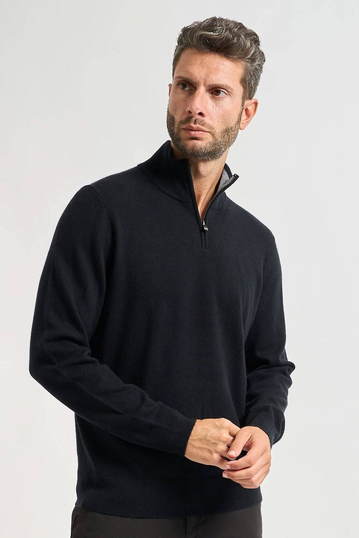 Homme portant un chandail en laine vierge à col rond coupe ajustée en noir, élégant et confortable pour un style intemporel et polyvalent.
