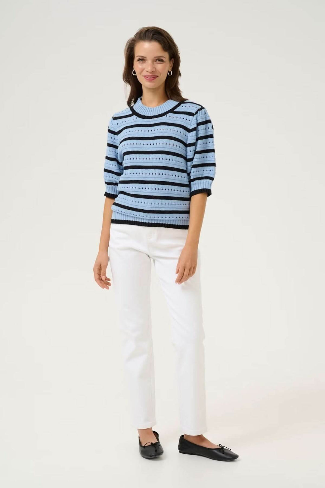 Chandail en maille ajourée à rayures bleues et noires, manches bouffantes, style décontracté et moderne.