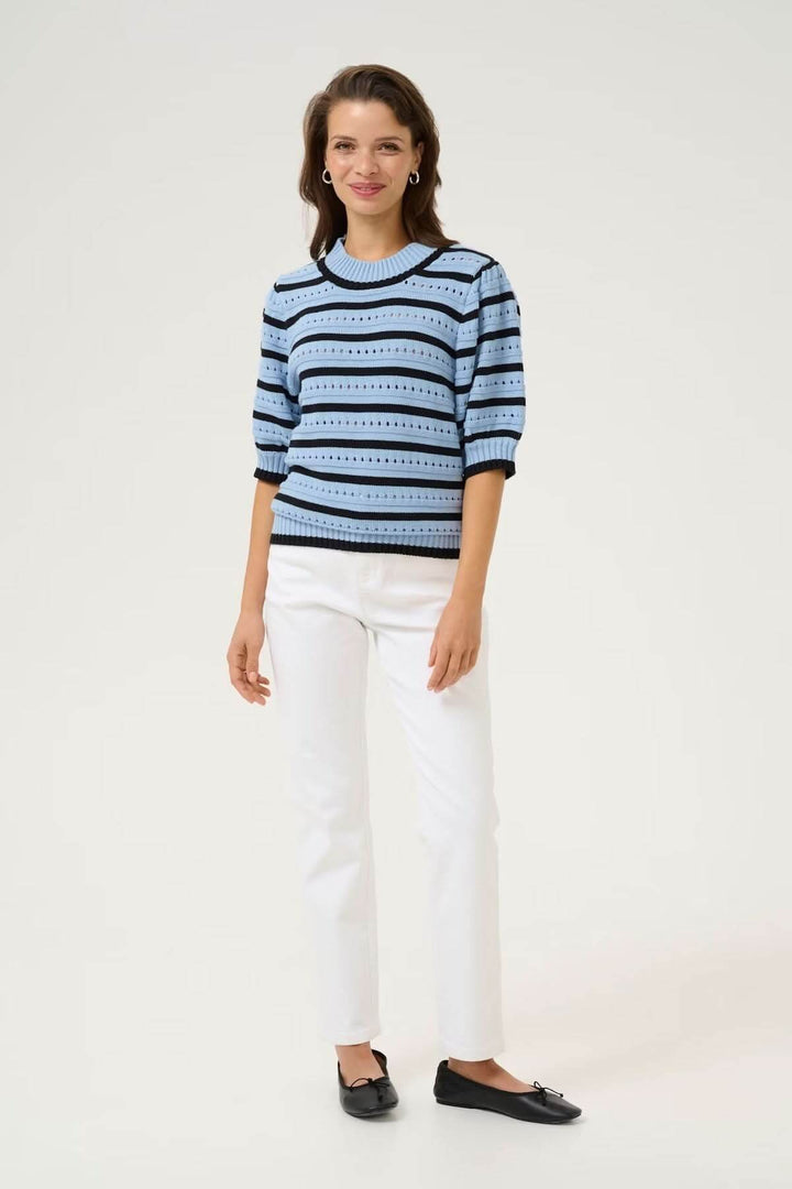Chandail en maille ajourée à rayures bleues et noires, manches bouffantes, style décontracté et moderne.