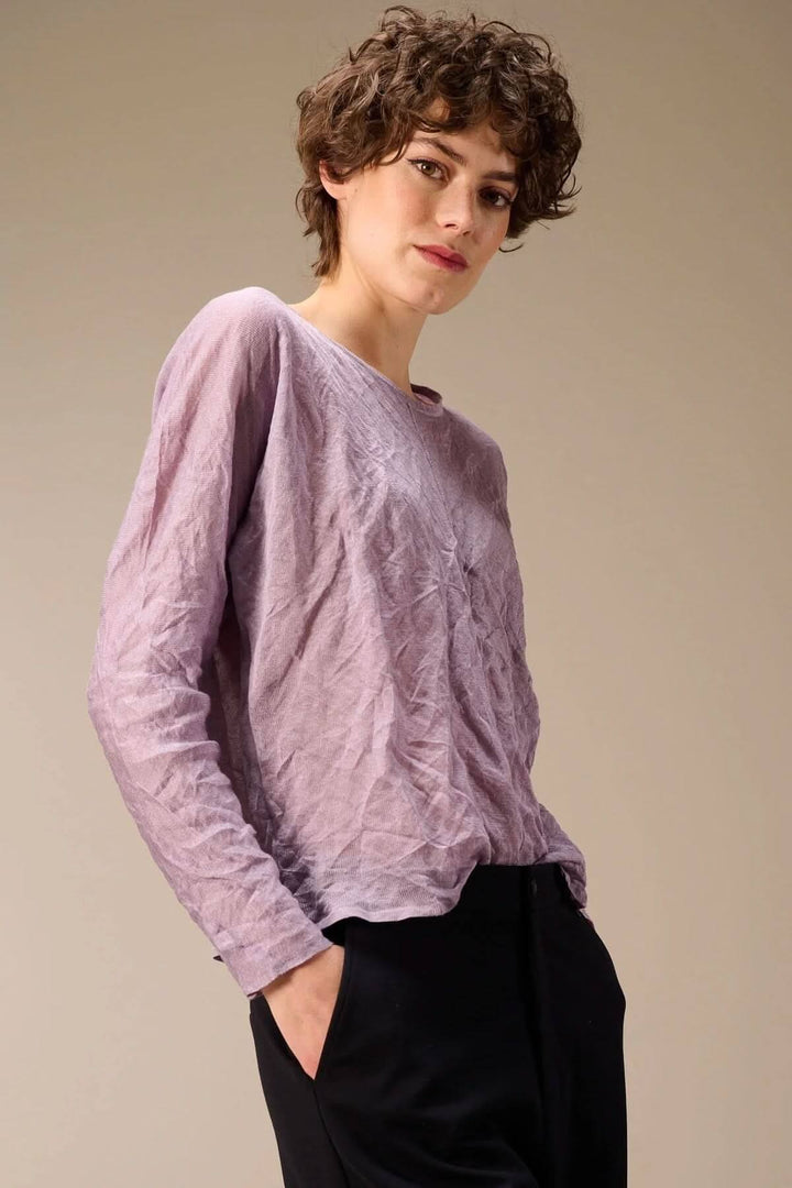 Chandail en maille fine avec texture froissée et encolure ronde, porté par modèle pour un look moderne et décontracté.
