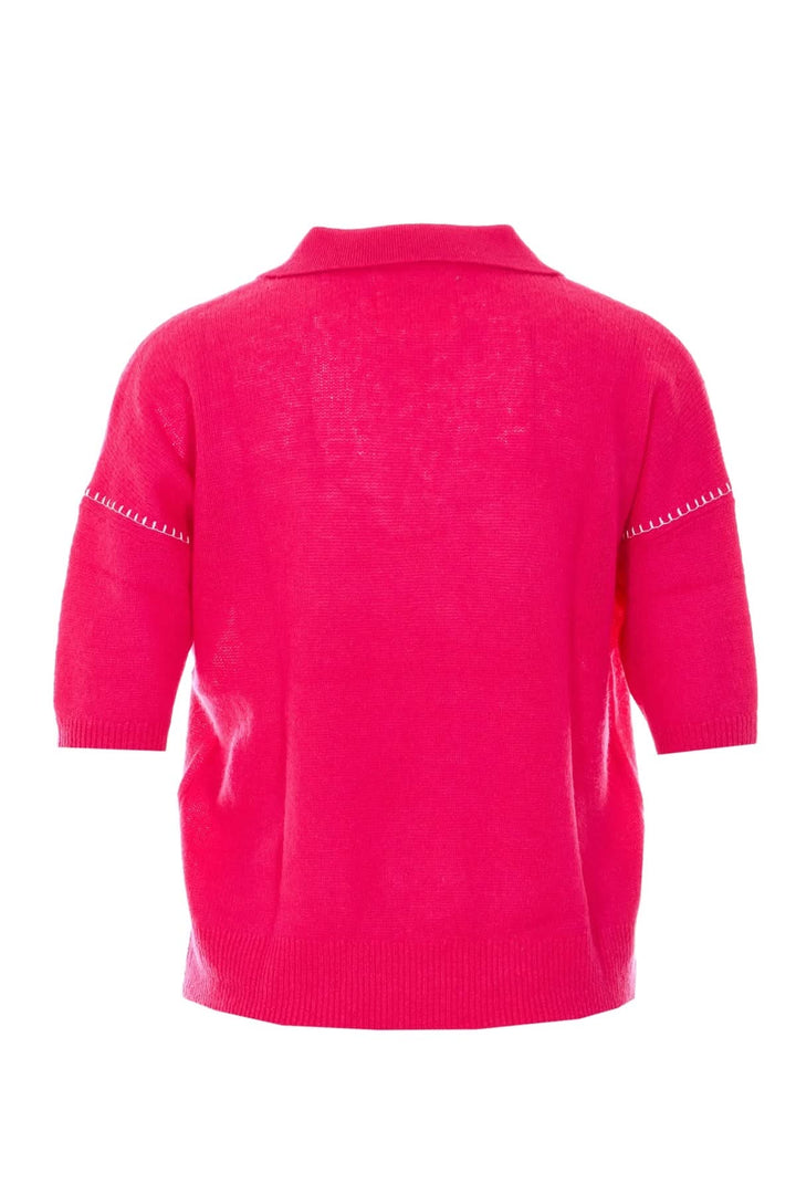 Chandail en maille fine rose fluo avec col polo ouvert et manches courtes, idéal pour un look décontracté élégant.