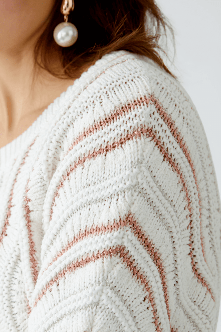 Chandail en maille texturée avec motif ondulé et nuances de couleur, col rond et manches courtes.