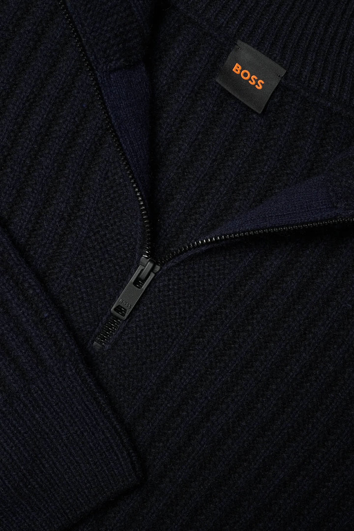 Chandail en tricot à demi-glissière avec fermeture éclair noire et label en tissu "BOSS" sur fond côtelé, col montant structuré.