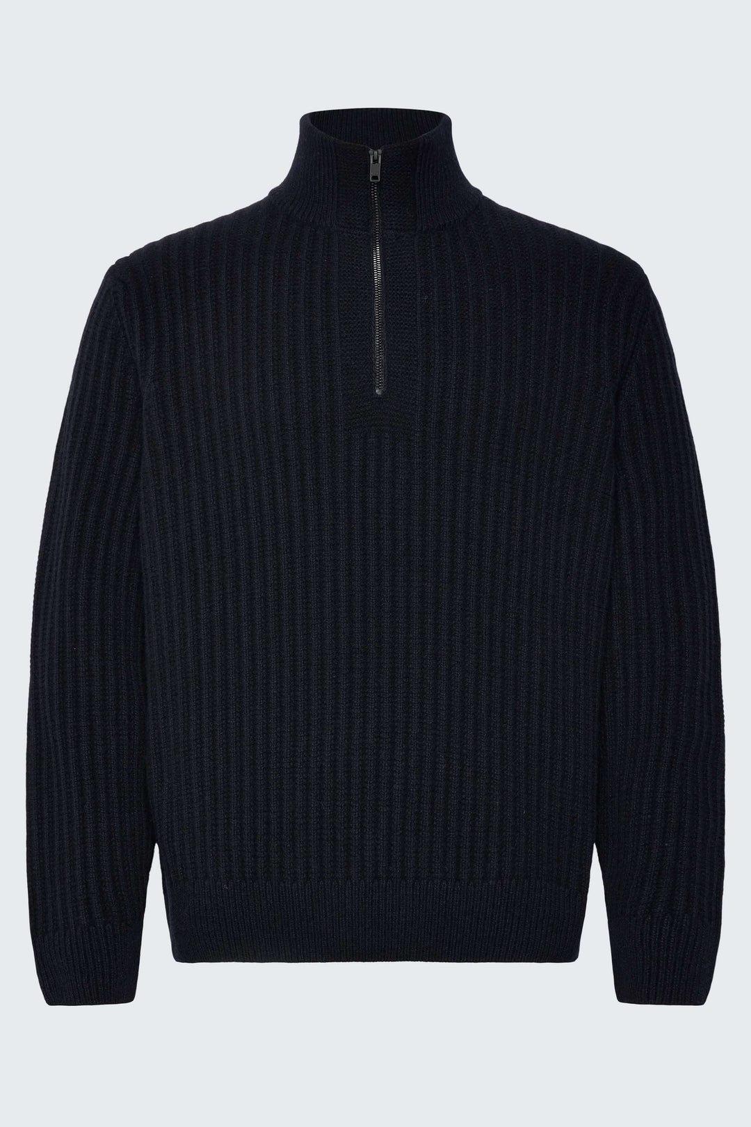 Chandail en tricot à demi-glissière noir avec col montant, style décontracté et soigné, tricot côtelé épais et fermeture éclair.