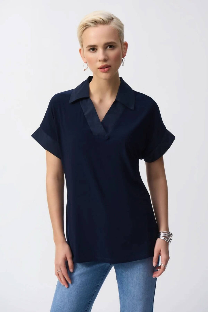Chandail en tricot soyeux, haut à manches courtes avec col ouvert, tissu doux et confortable, style décontracté moderne.