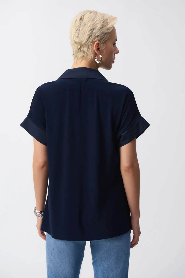 Chandail en tricot soyeux, col ouvert et manches dolman, vu de dos, idéal pour un look décontracté.