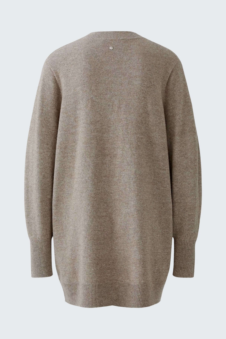 Chandail long à col rond en maille douce, manche longue, coupe ample et minimaliste, couleur beige.