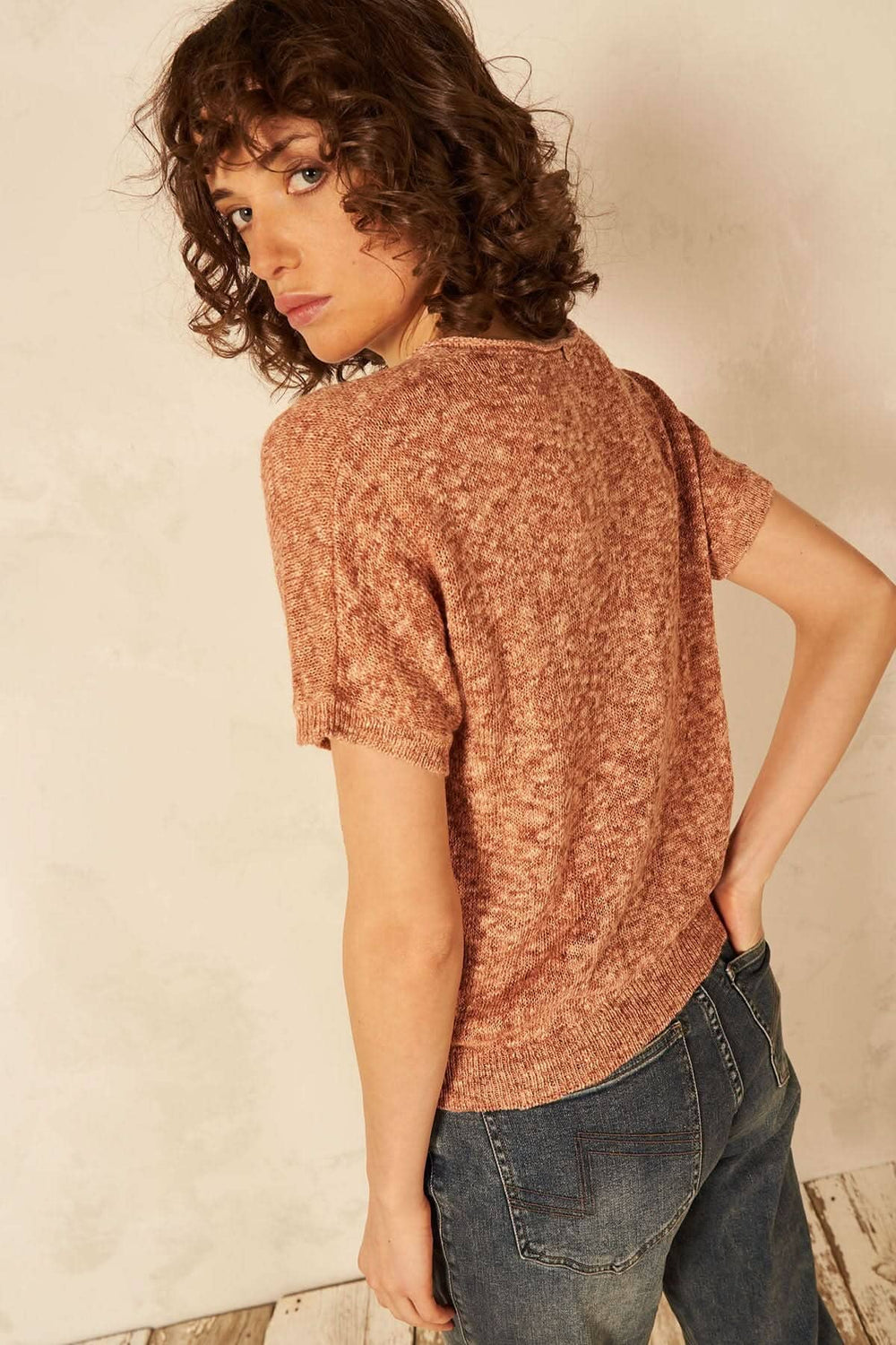 Chandail tendance à manches courtes avec encolure en V, vue arrière, couleur terre cuite, style décontracté.
