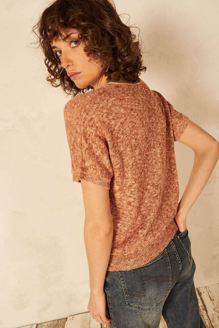 Chandail tendance à manches courtes avec encolure en V, vue arrière, couleur terre cuite, style décontracté.