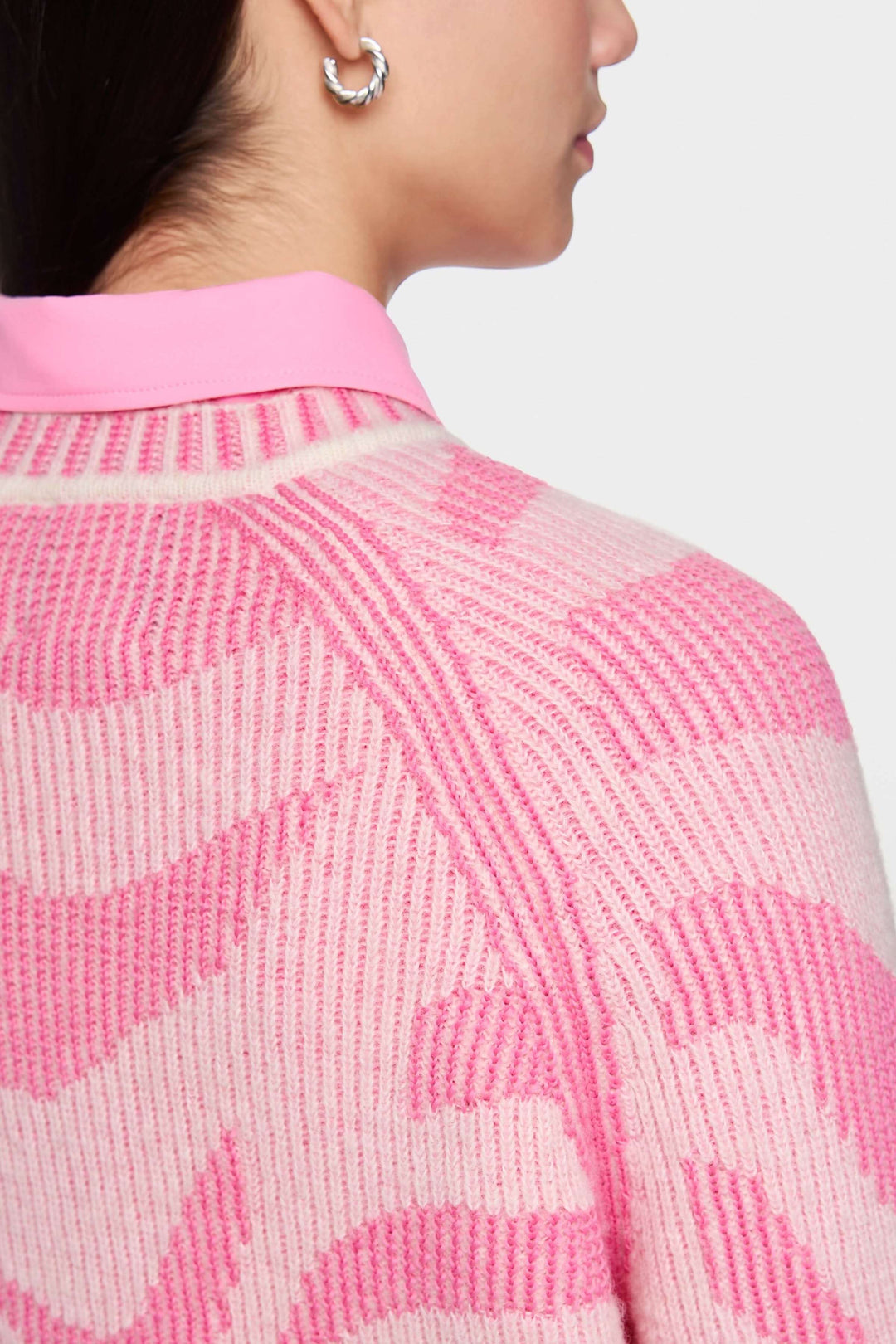 Chandail motif dégradé rose en maille texturée avec col de chemise visible, coupe droite, élégant et moderne.