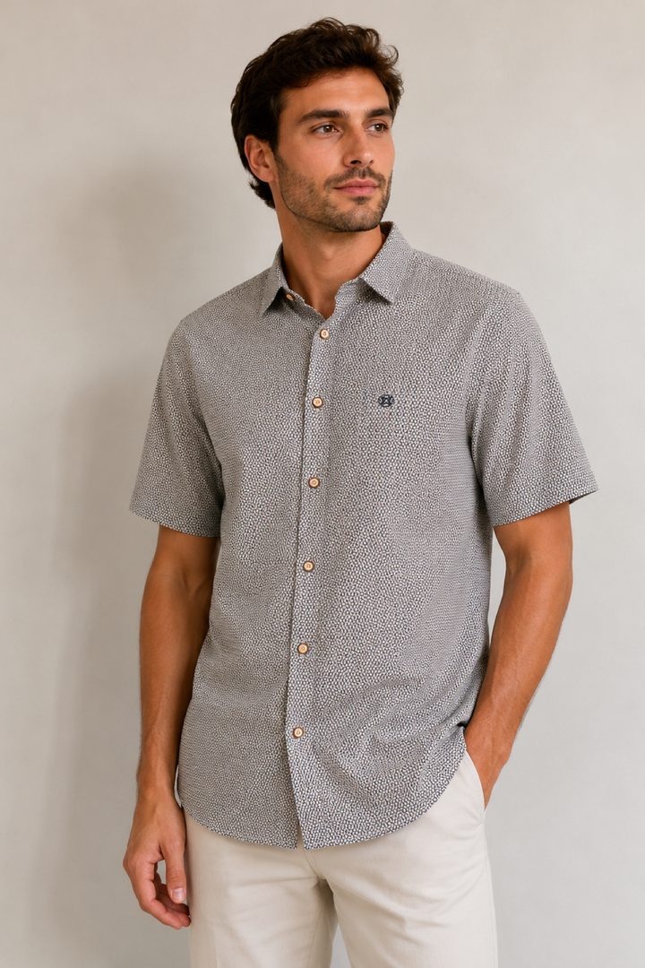 Short-sleeved shirt with a geometric pattern