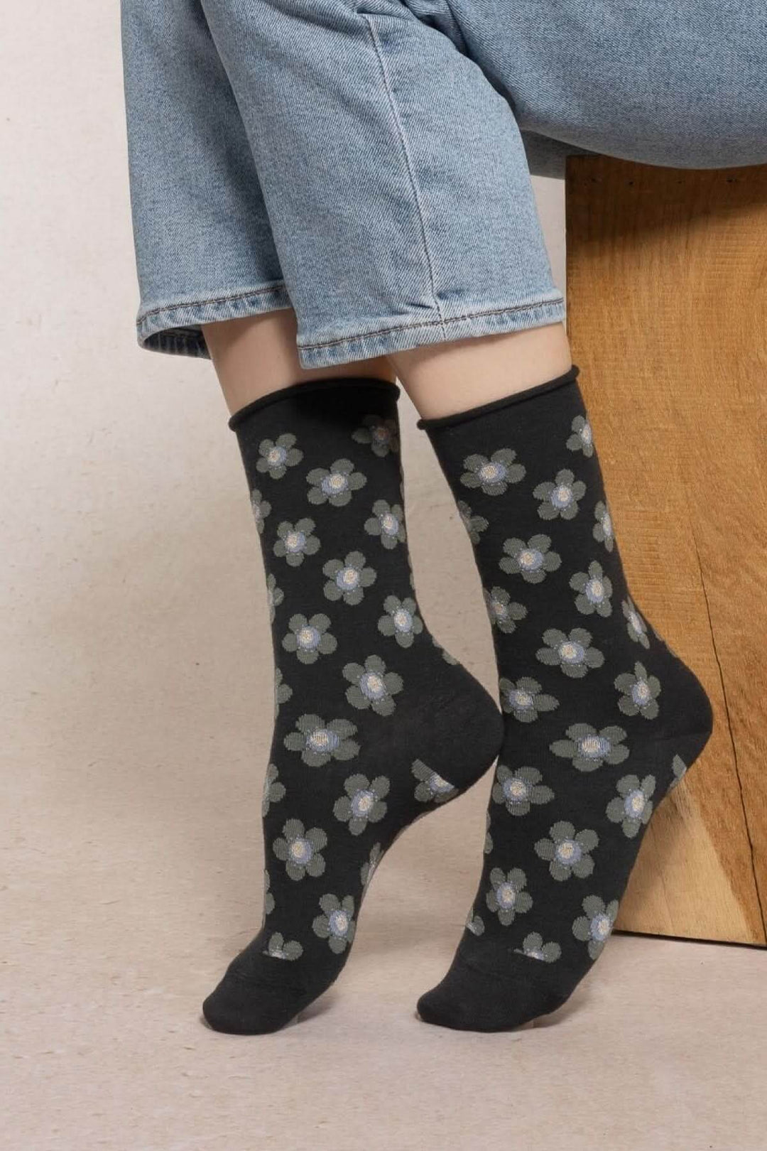 Chaussettes en maille à petit motif floral portées avec un pantalon en jean, mi-mollet, motif fantaisie floral, laine et coton.