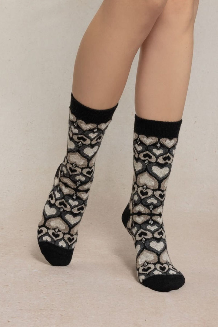 Chaussettes en tricot à motif avec cœurs jacquard, mi-mollet, bord-côte extensible, confortables et chaudes.