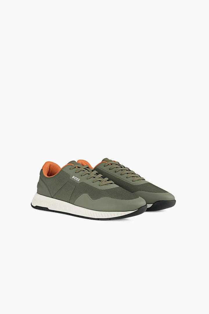 Chaussure Titanium Boss - sneakers modernes en matériaux mixtes avec accents en suède et logo métallique, confort et style minimaliste.