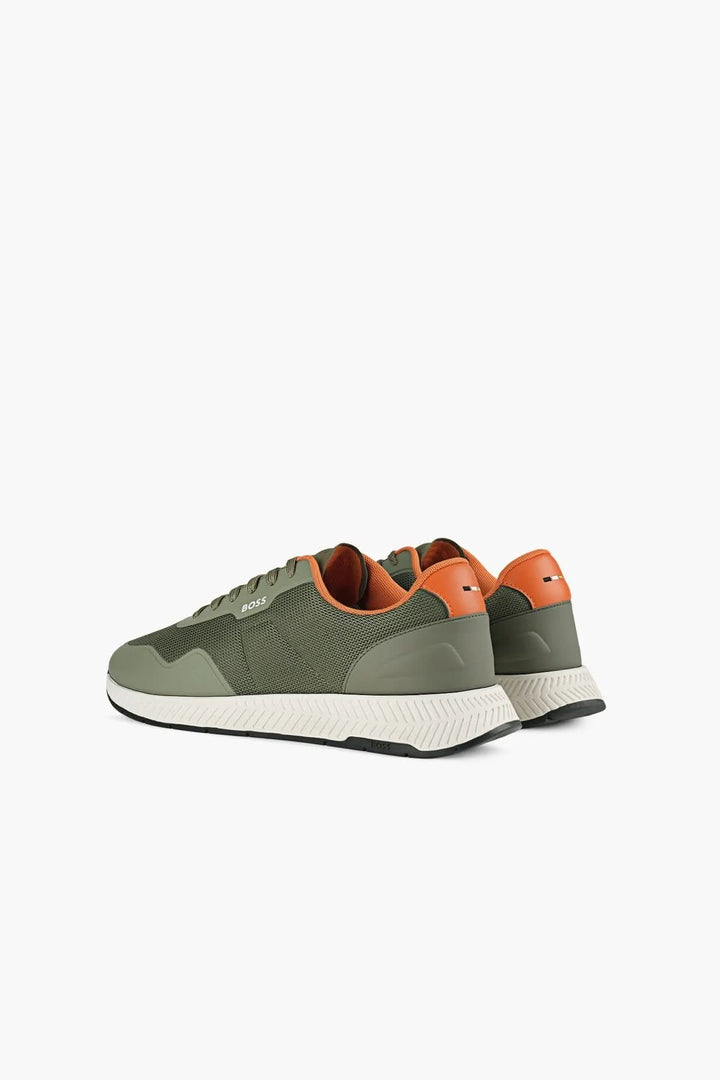 Chaussure Titanium Boss avec accents en suède et logo métallique, silhouette épurée pour un style minimaliste et confort quotidien.