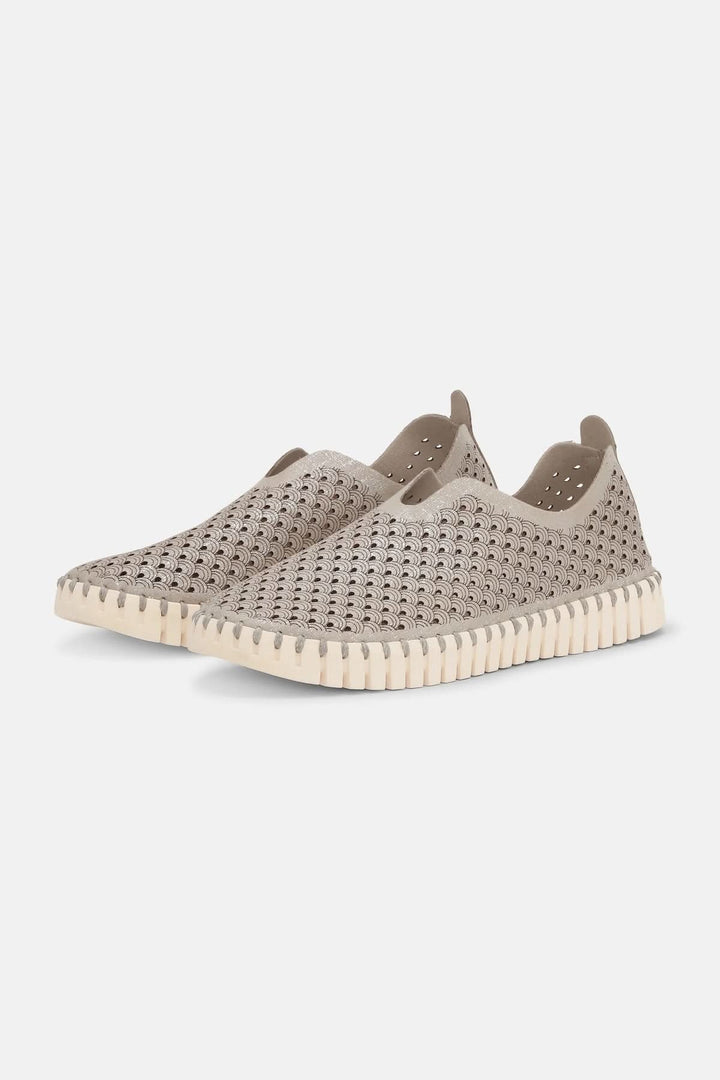 Chaussure ajourée style slip-on beige avec semelle épaisse, design contemporain et tige respirante légère pour confort quotidien.
