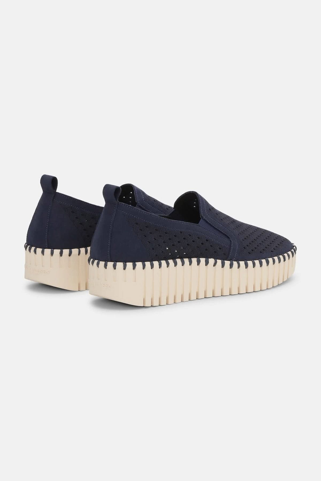 Chaussure ajourée style slip-on bleu marine avec semelle épaisse beige, vue arrière, confort et design contemporain.