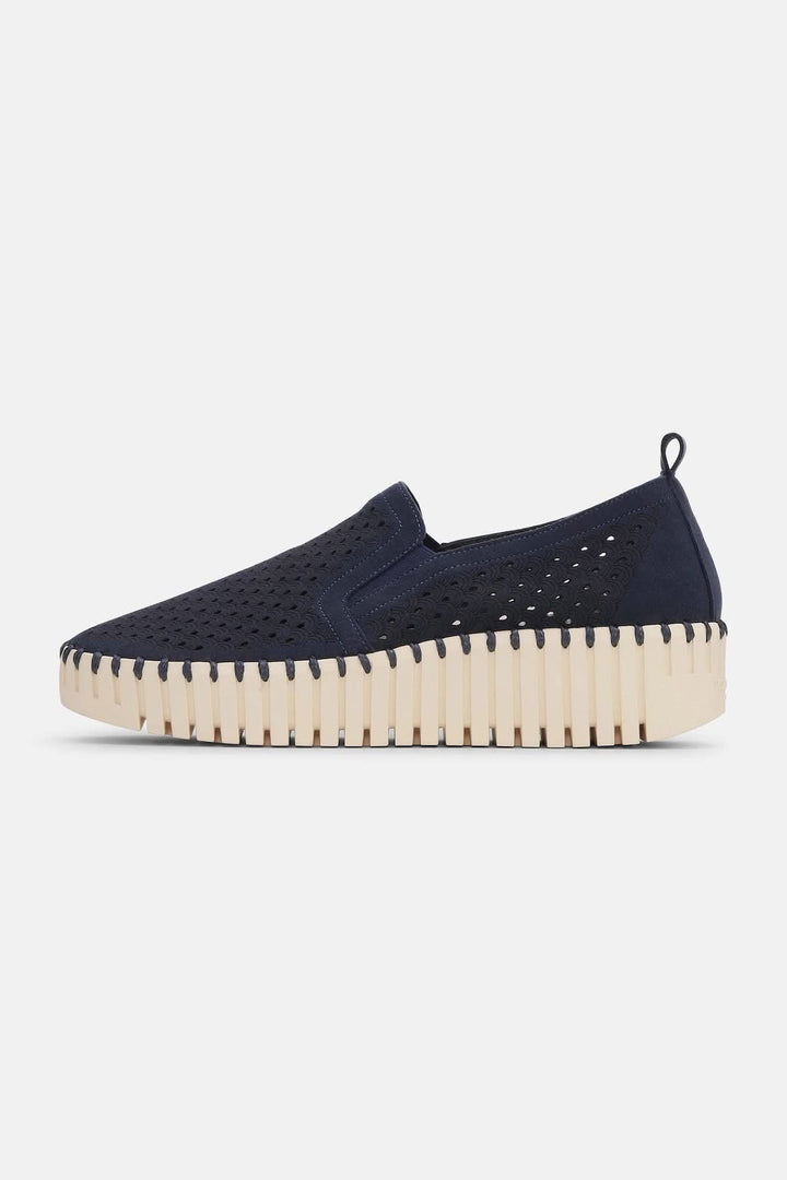 Chaussure ajourée style slip-on en bleu marine avec semelle épaisse crème, légèreté et confort pour un look contemporain.