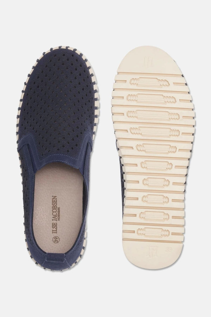 Chaussure ajourée style slip-on avec empiècements élastiques et semelle antidérapante, vue de dessus et dessous, couleur bleu marine.