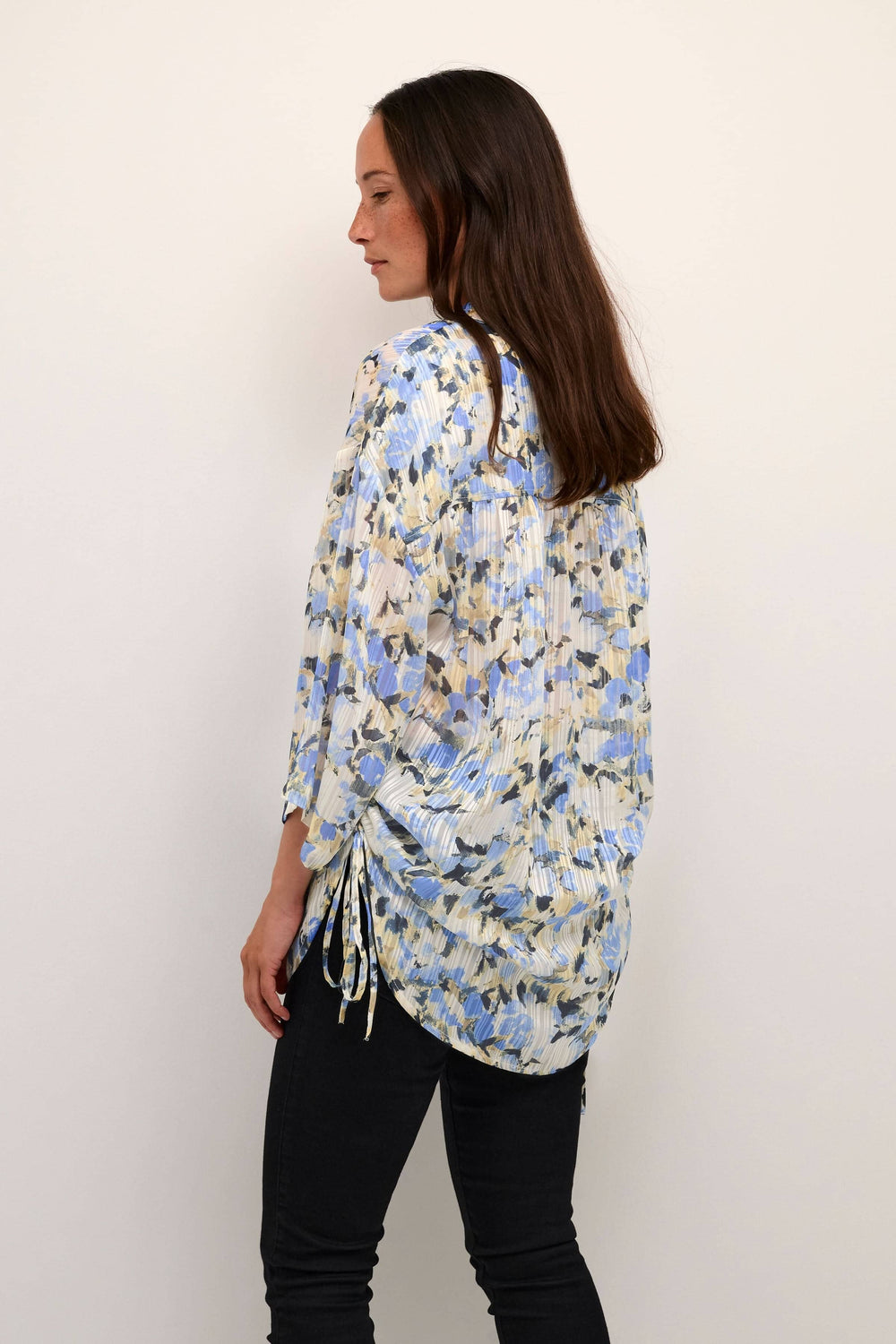 Chemise Eva à imprimé floral, manches 3/4, coupe régulière, vue arrière, style confortable et élégant.