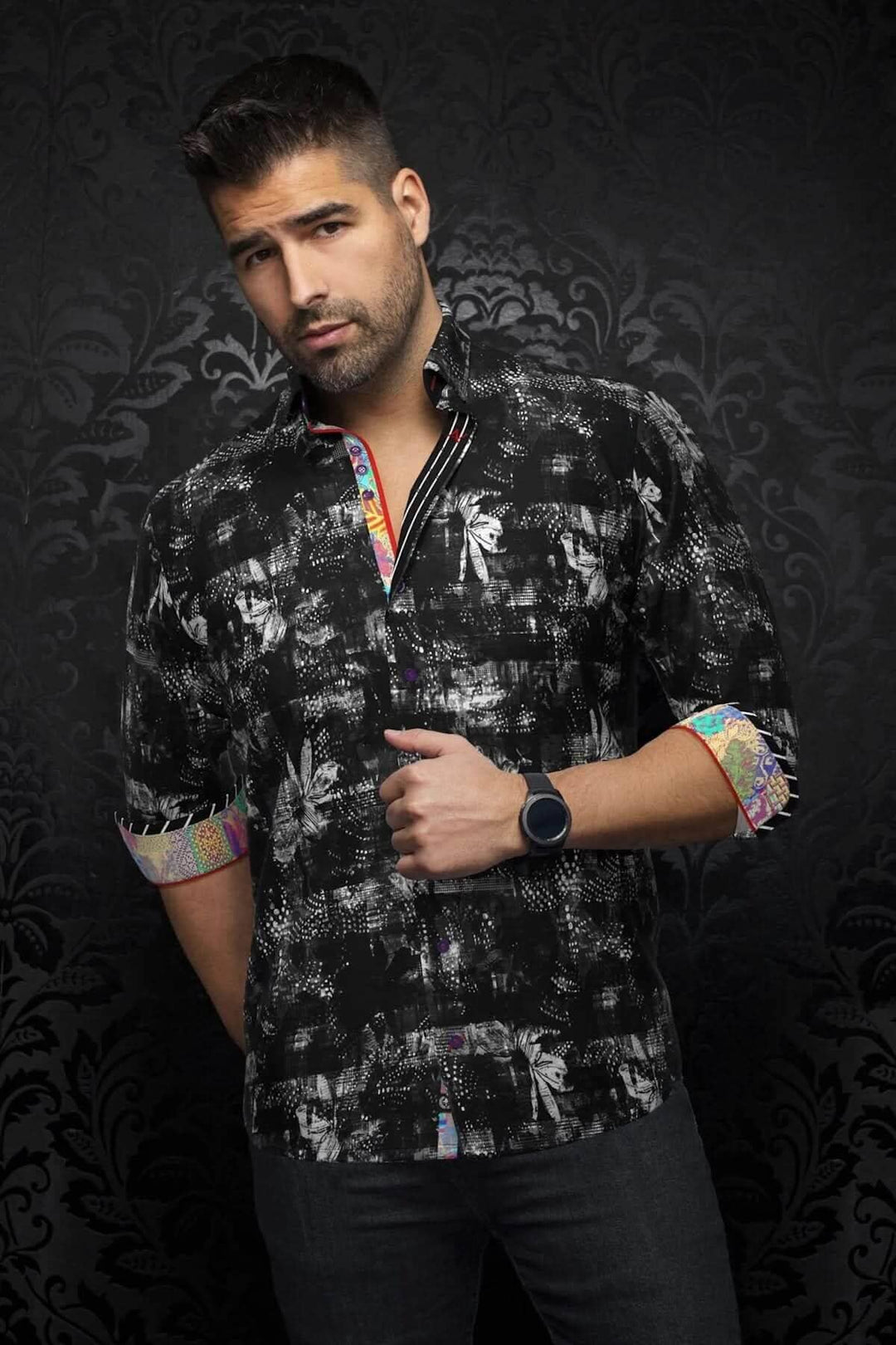Chemise Gomera en coton extensible avec motifs contrastants, style habillé et décontracté, portée par un homme.
