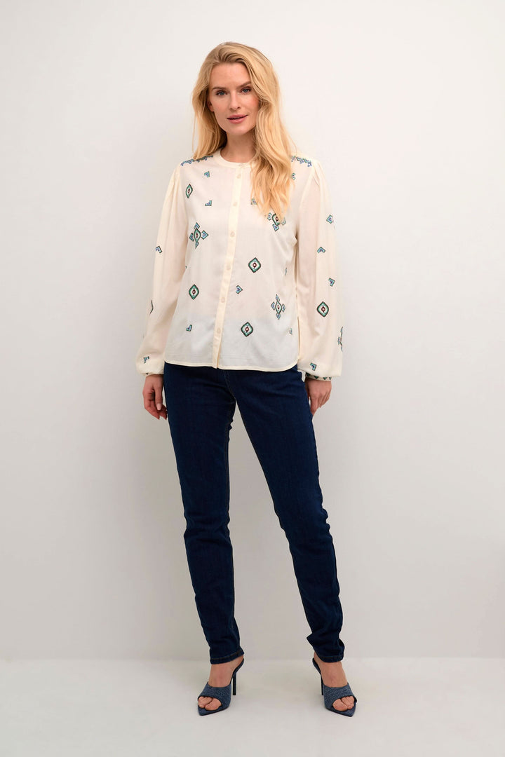 Chemise Isabell à manches longues en viscose, style durable, look classique et intemporel, portée par mannequin.