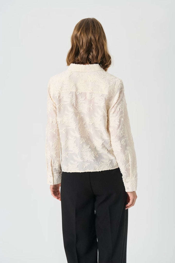 Vue arrière de la Chemise Vilya à relief floral ton sur ton, manches longues et col classique, en matière semi-transparente élégante.