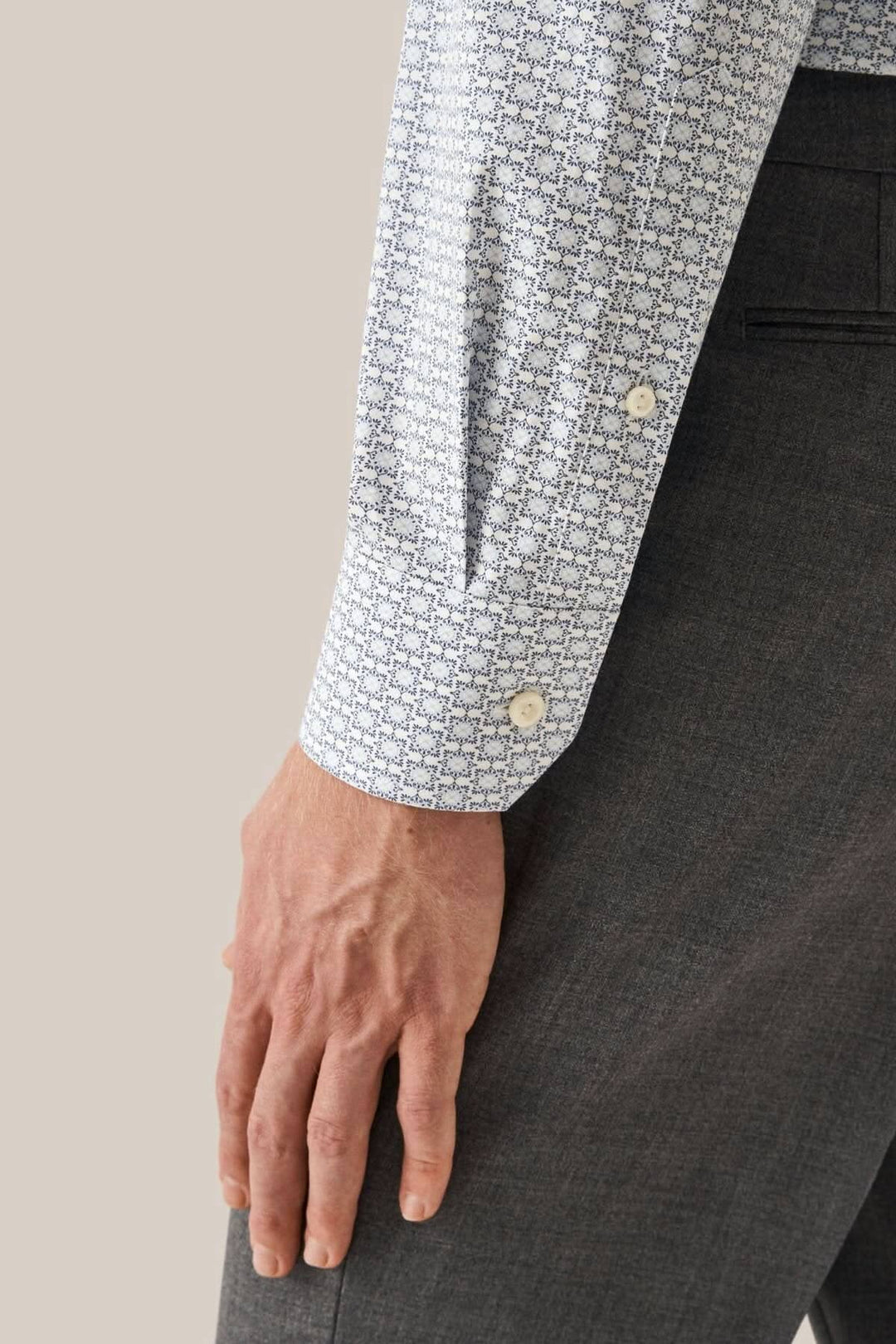 Chemise homme Eton avec imprimé médaillon sur fond blanc, mettant en valeur l&