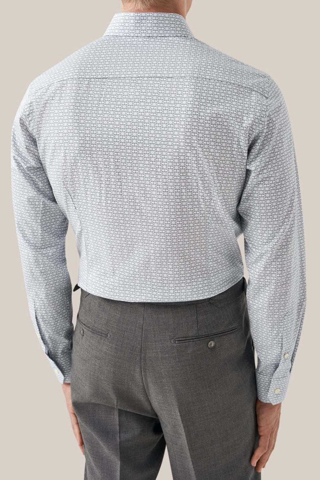 Chemise Eton à imprimé médaillon, vue arrière, style élégant sur fond blanc.