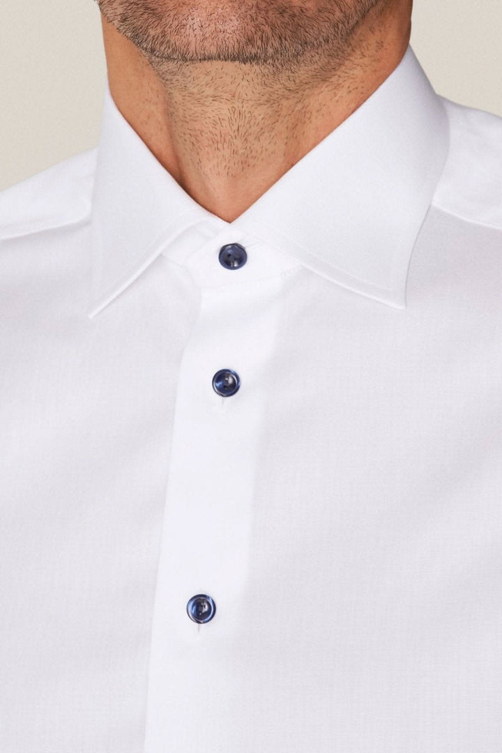 Chemise blanche à col avec boutons marines, élégante et infroissable, idéale pour une tenue d&