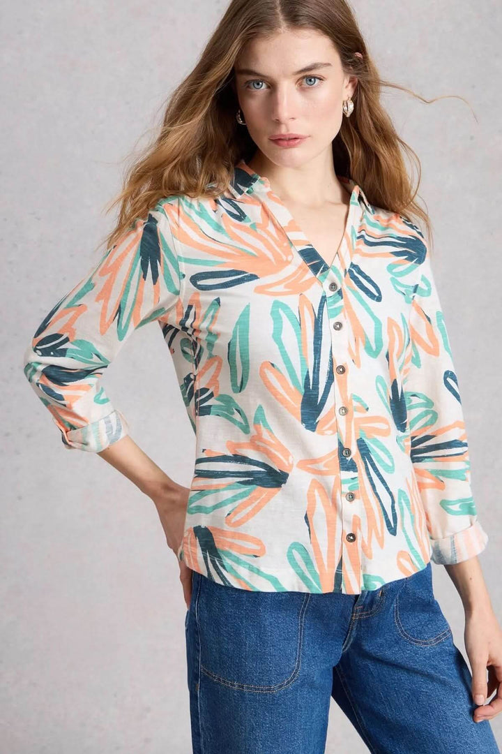 Femme portant une Chemise boutonnée col en V manches trois-quarts Annie à motif coloré, idéale pour le quotidien.