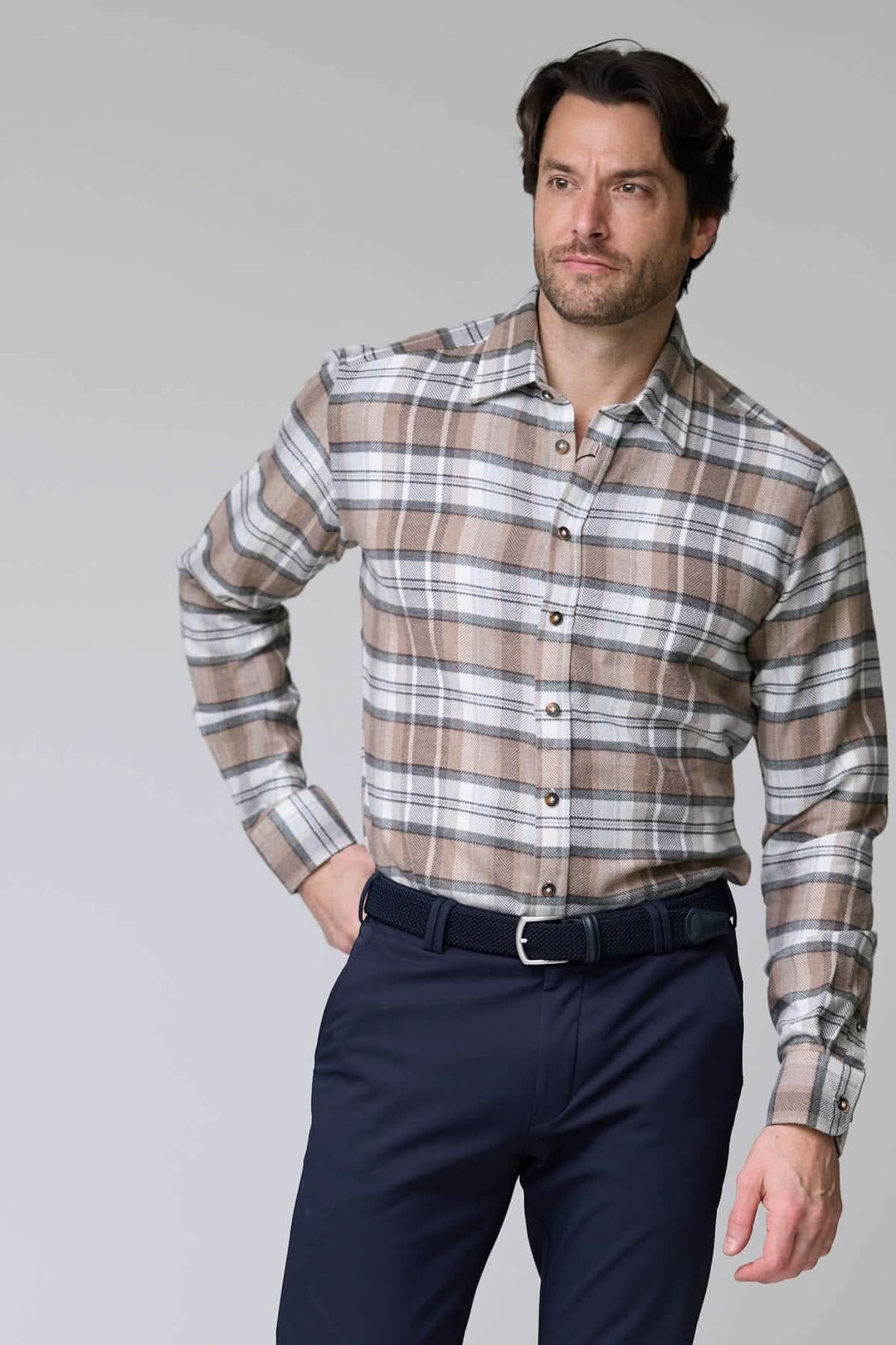 Homme portant une chemise à carreaux chevrons beige et gris, style décontracté élégant, flanelle douce idéale pour la saison froide.