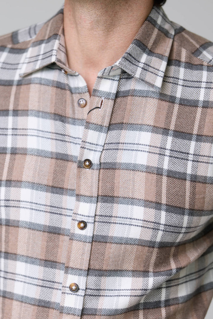 Chemise à carreaux chevrons beige et gris en flanelle douce élégante et confortable pour l&