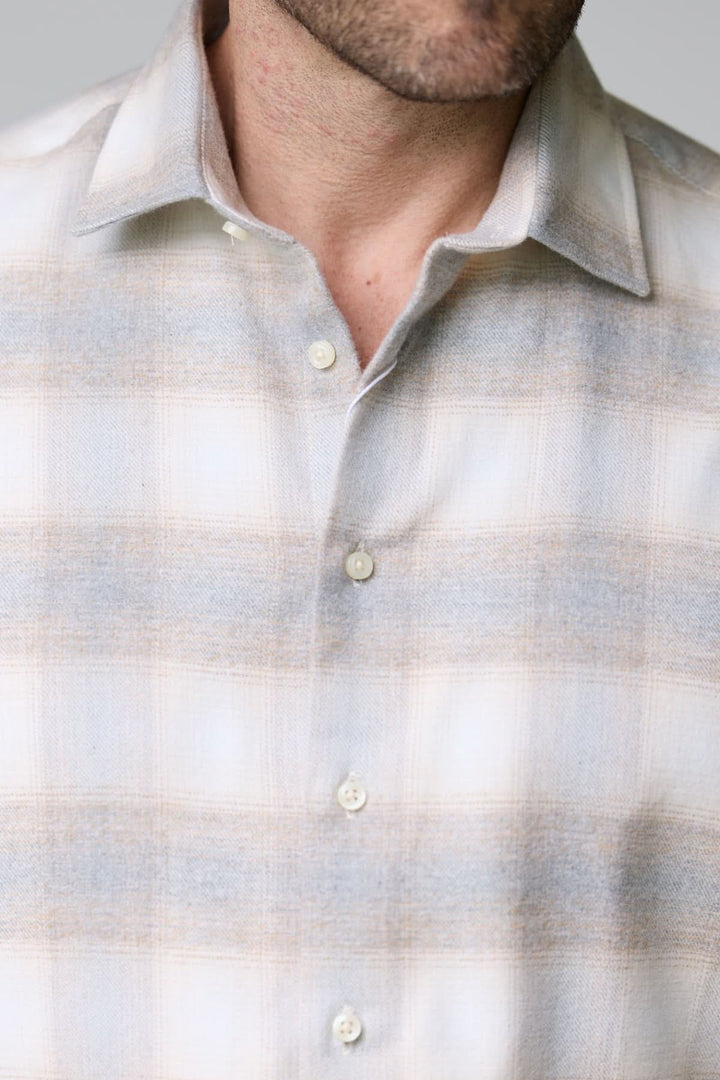 Chemise à carreaux doux en flanelle avec motif subtil et boutons nacrés