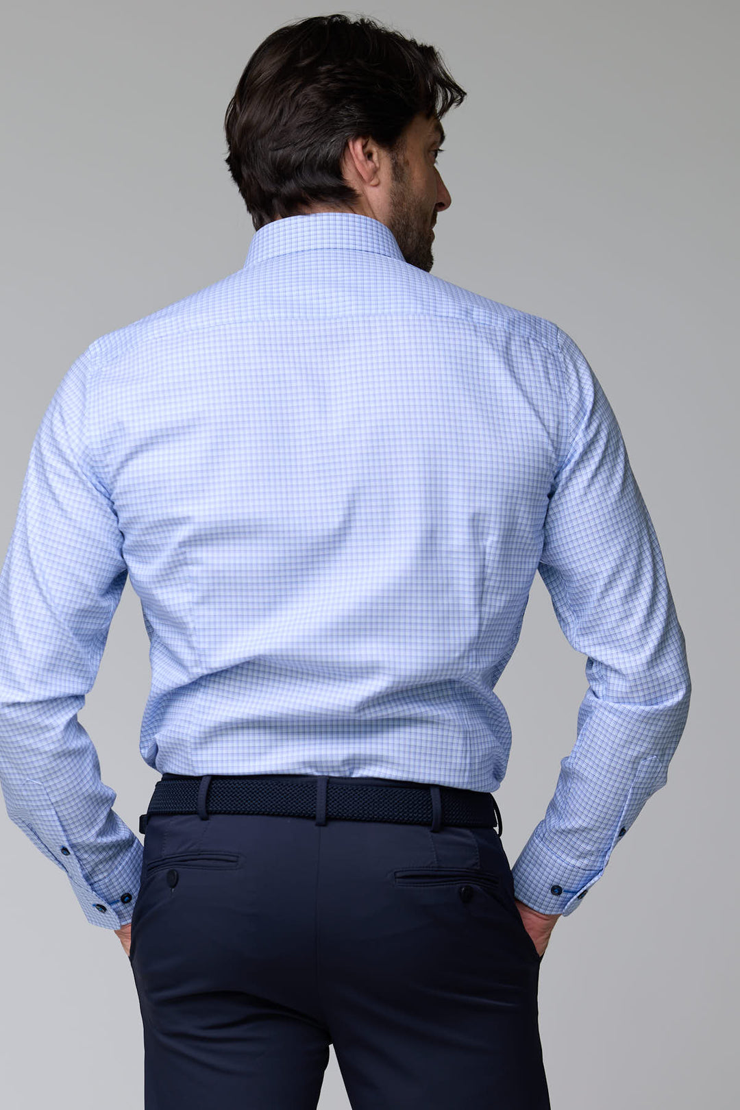 Chemise à carreaux fins en tissu souple avec manches longues, vue arrière, portée par un homme, idéale pour un look professionnel.