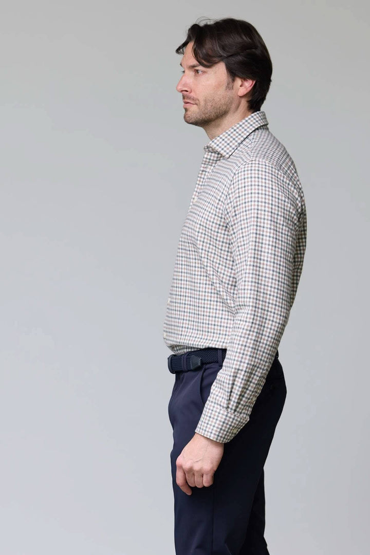 Homme portant une chemise à carreaux mini-vichy en flanelle, ajustée et élégante, idéale pour le confort et l&