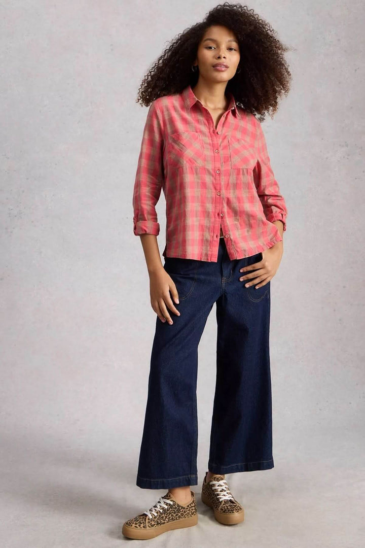 Femme portant la chemise à col à carreaux Sophie avec un jean, illustrant un style décontracté et polyvalent.