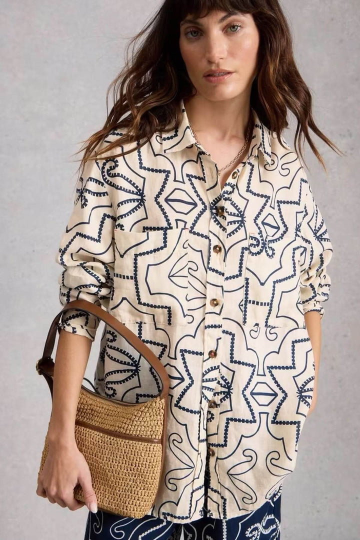 Femme portant la Chemise à col en lin Lydia avec motif graphique, style fluide et contemporain.