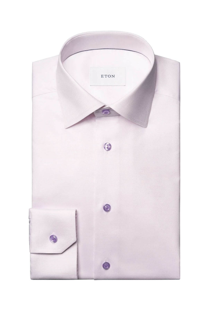 Chemise en coton lilas à effet texturé élégante avec col cutaway, boutons ton sur ton, parfaite pour bureau et occasions spéciales.