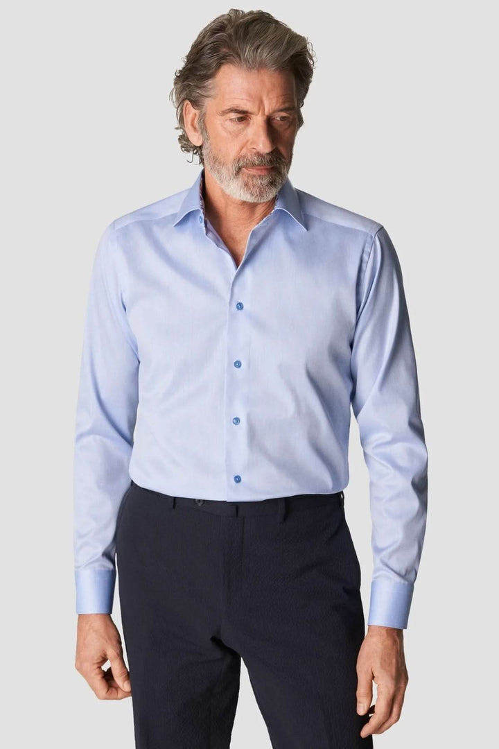Chemise en coton signature à col italien portée par un homme, élégante et ajustée pour un look professionnel ou habillé.