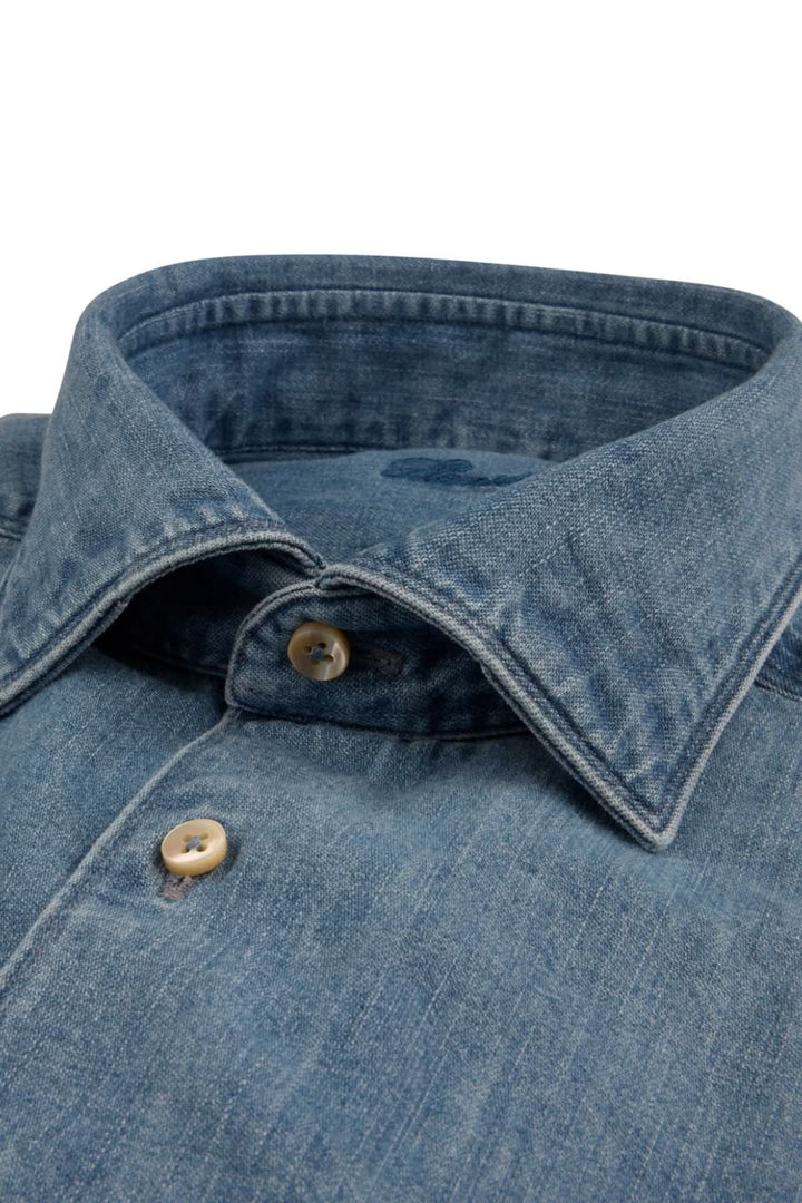 Chemise en denim poches poitrine et boutons nacrés avec col cut away et poignets simples, détails modernes pour un look polyvalent.