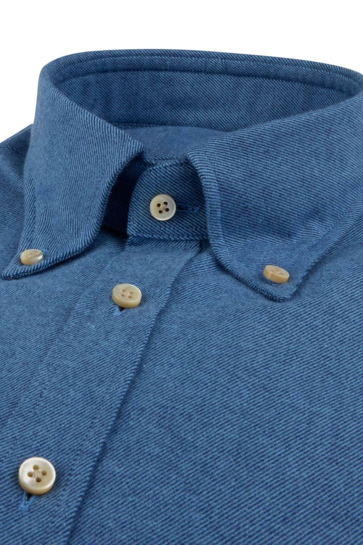 Chemise en flanelle coton à col boutonné bleue avec boutons en nacre véritable, idéale pour un style raffiné.