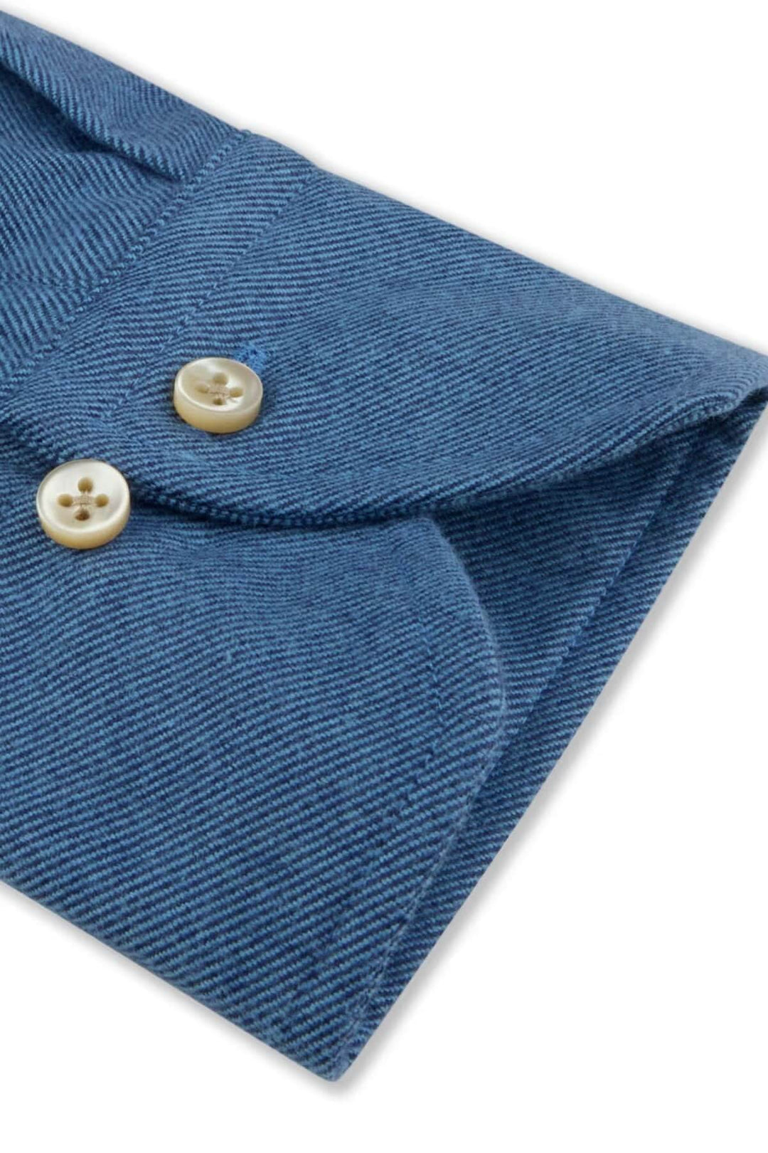 Détail du poignet simple de la chemise en flanelle coton à col boutonné avec boutons en nacre.