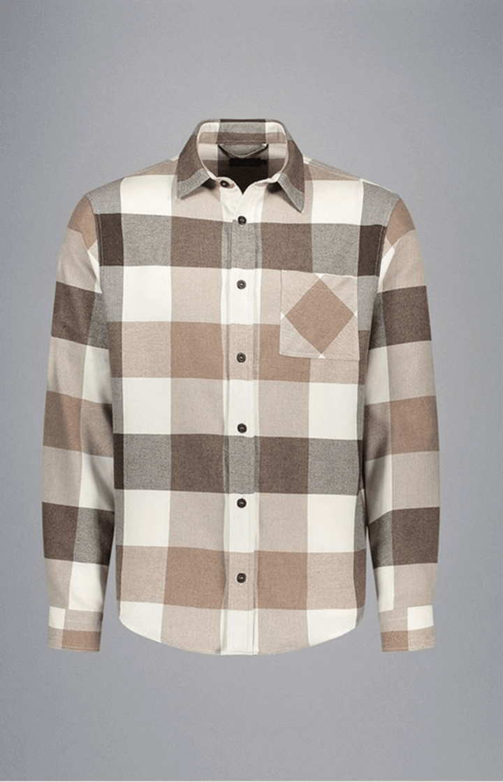 Chemise en flanelle à grands carreaux neutres en beige, brun et gris sur fond gris.