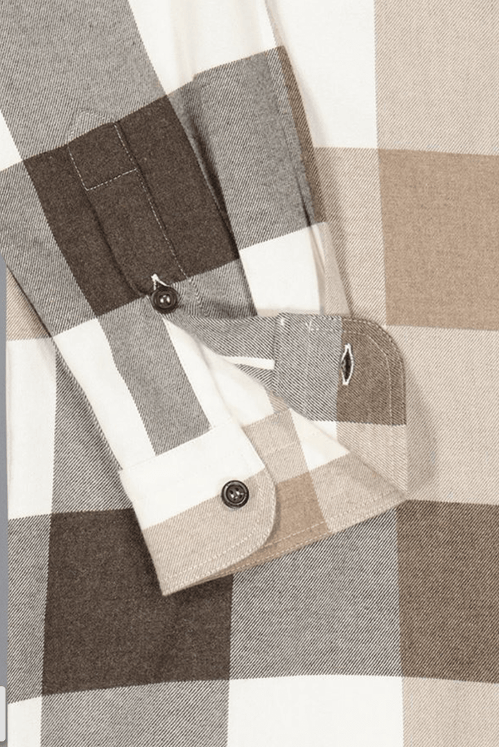 Chemise en flanelle à grands carreaux neutres avec motif beige, brun et gris.