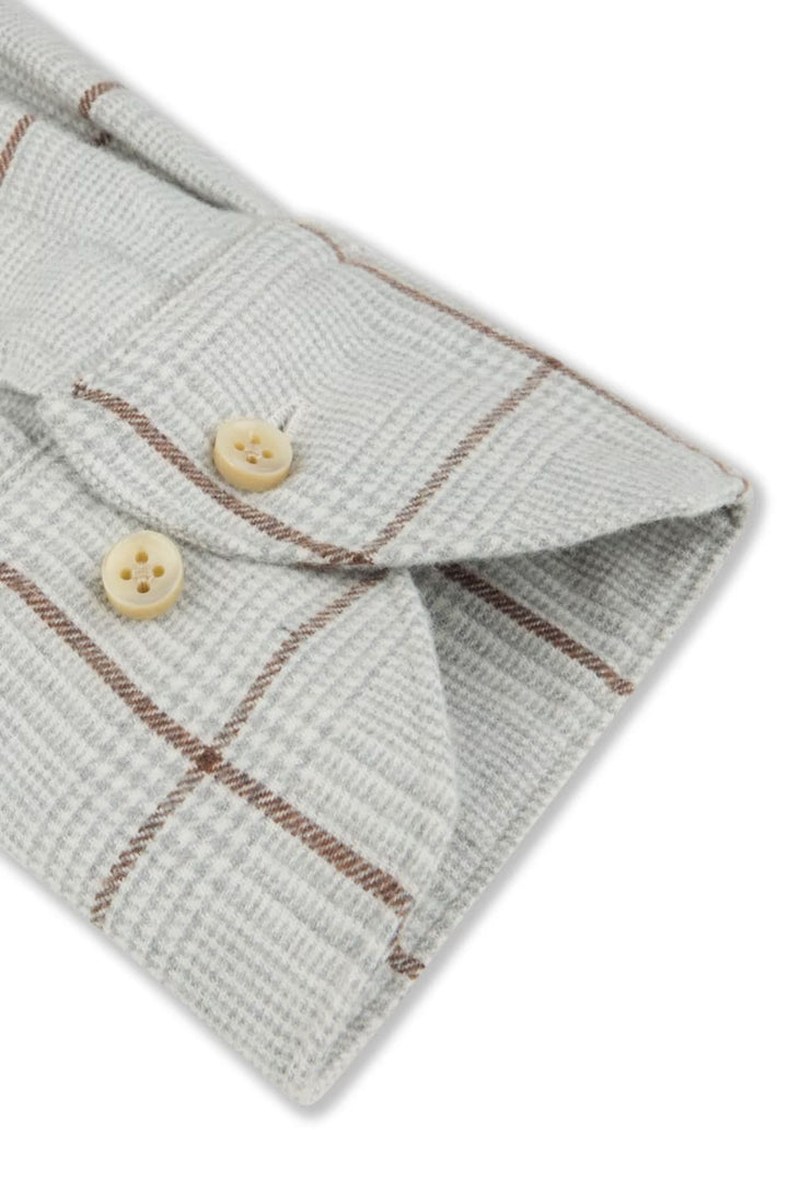 Détail manche chemise en flanelle grise à carreaux avec boutons en nacre, coton doux et durable.