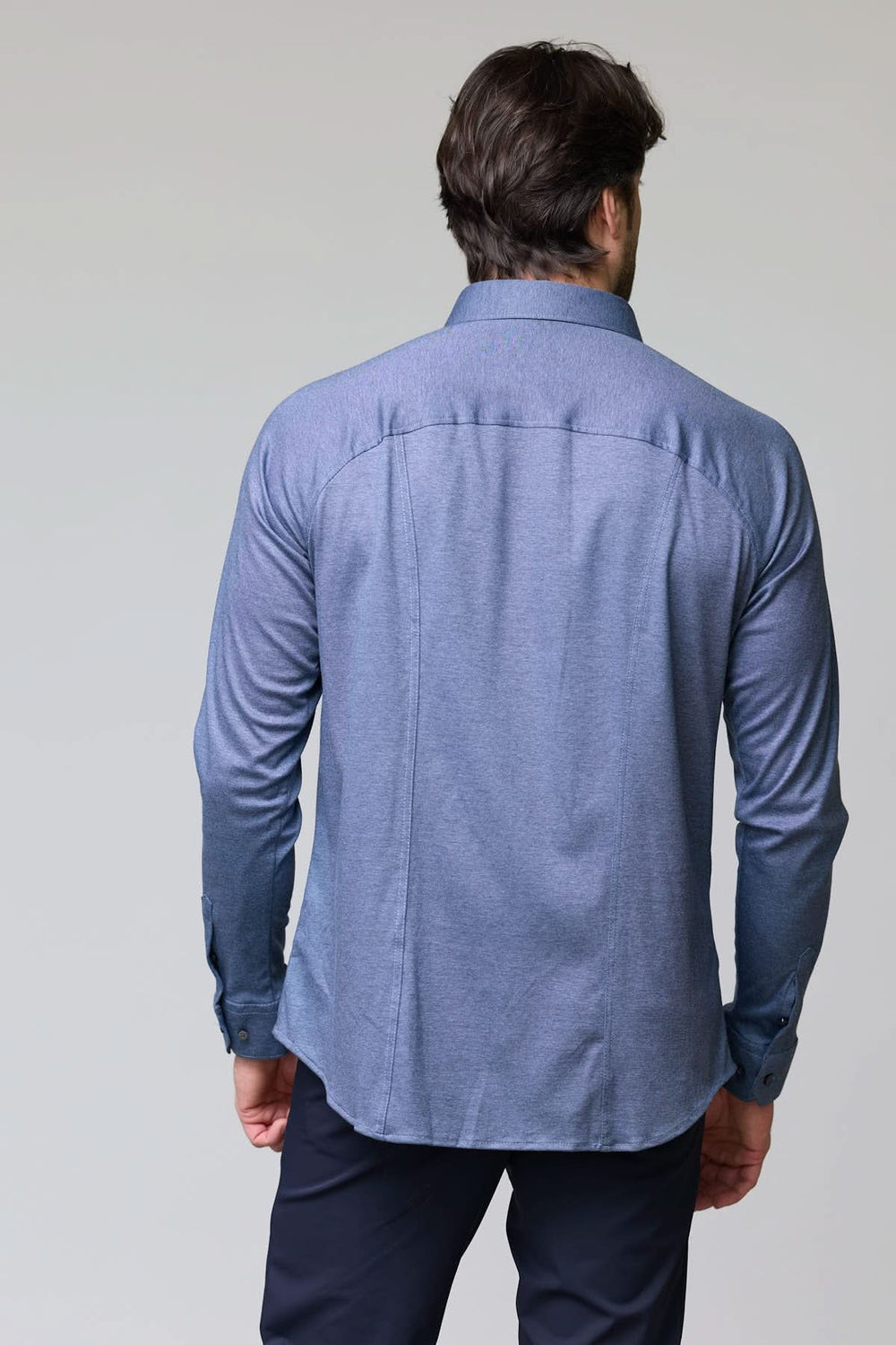 Dos d'une chemise en jersey extensible moderne, coupe ajustée, tissu doux et confortable, col structuré, vue arrière de la chemise.