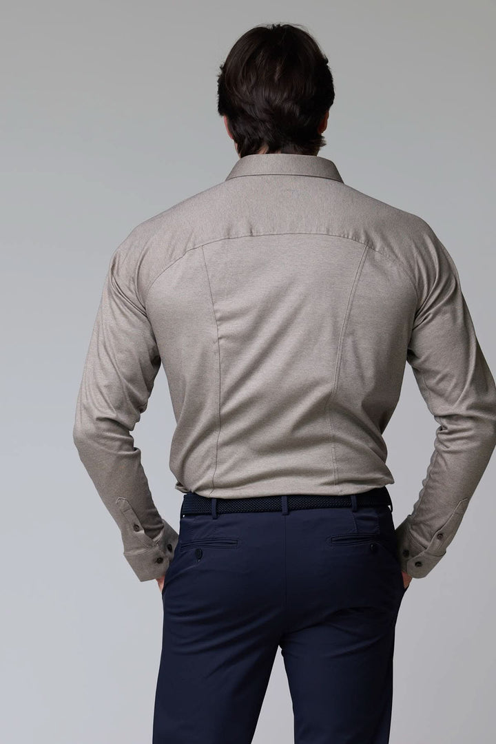 Homme portant une chemise en jersey extensible, vue arrière, coupe ajustée et col structuré, parfaite pour le bureau et les moments décontractés.