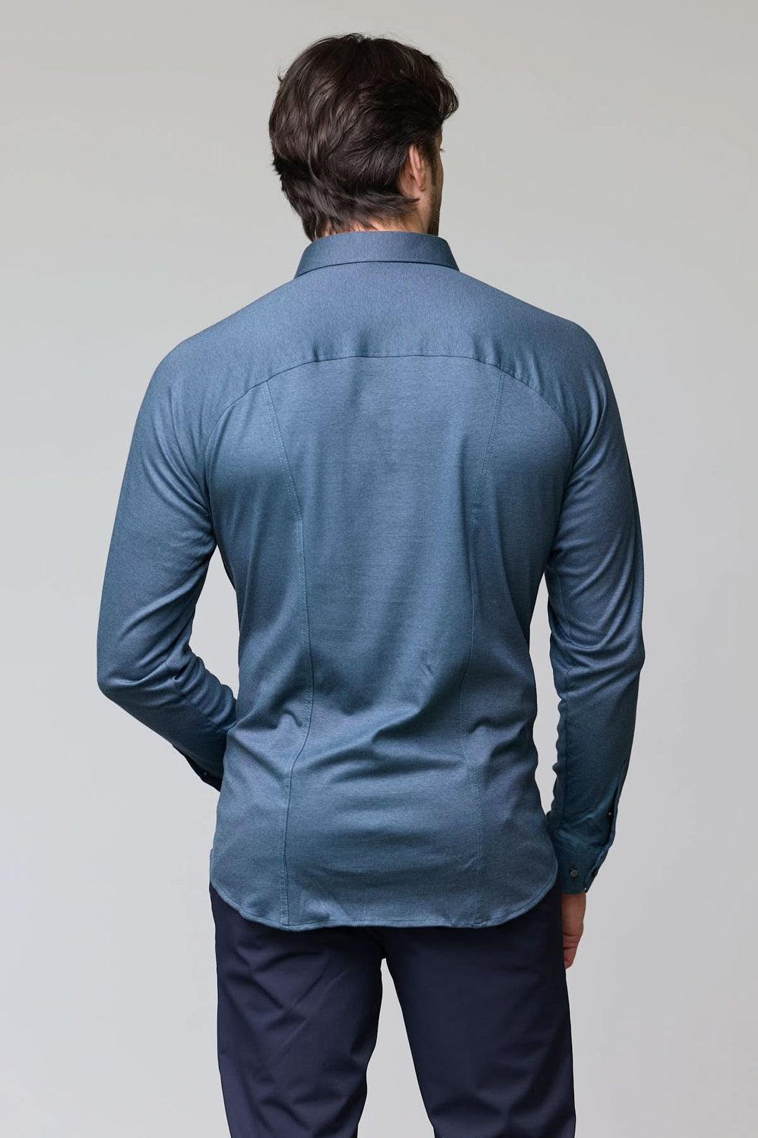 Dos de la chemise en jersey extensible pour homme avec manches longues, col structuré et coupe ajustée, mettant en valeur les détails.